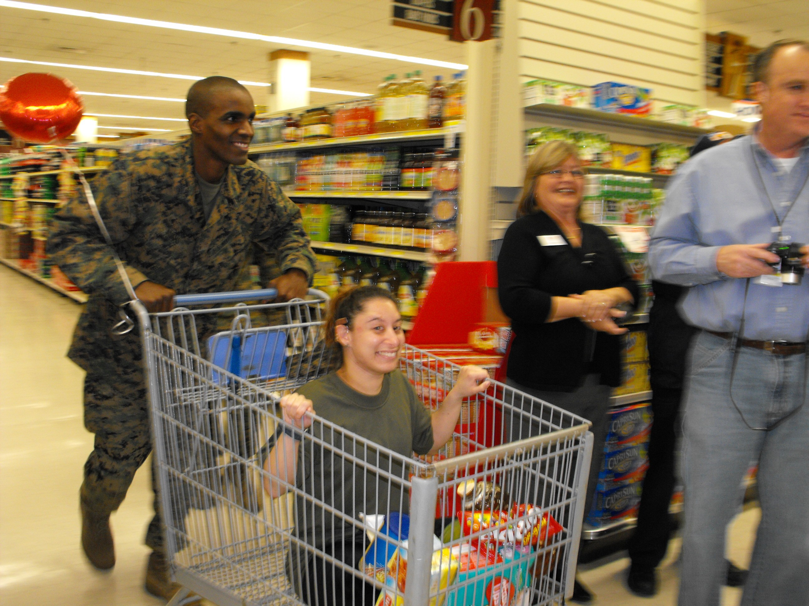 ./2011/Commissary Games/MCAS Cherry Pt Commissary 0019.JPG